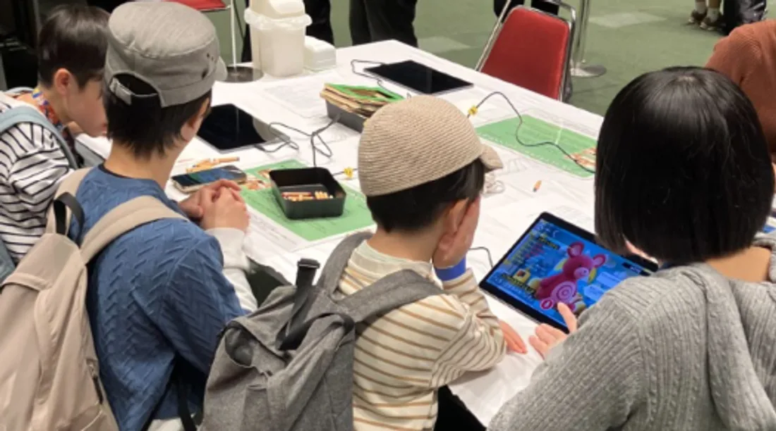 イベント会場で子どもたちがアプリを体験する様子