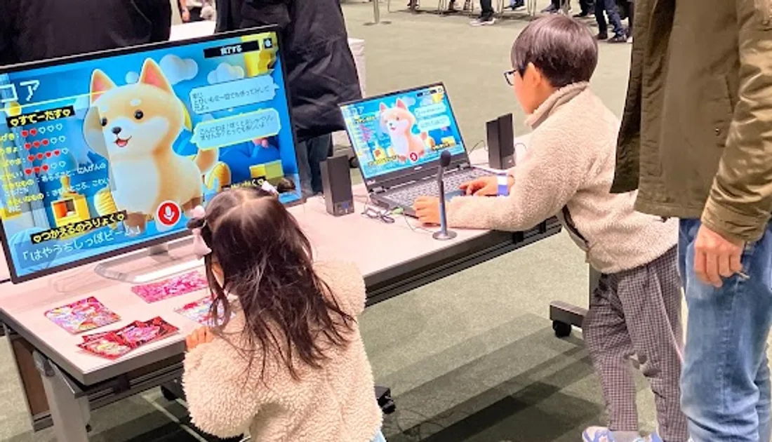 イベント会場で子どもたちがアプリを体験する様子